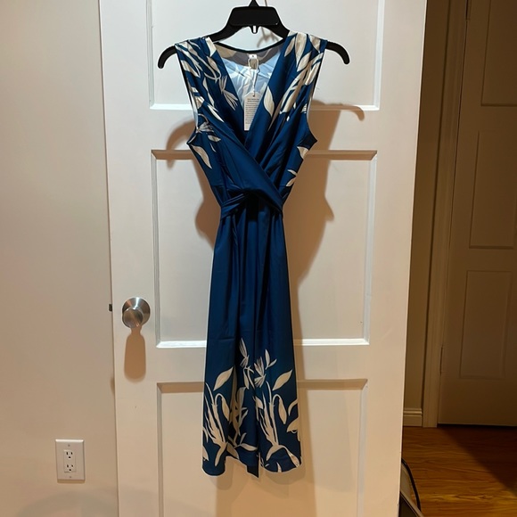 Sleeveless v-neck wrap tie-back dress - Picture 1 of 5